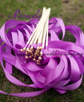 Пръчки с лилава панделка в индивидуален стил 