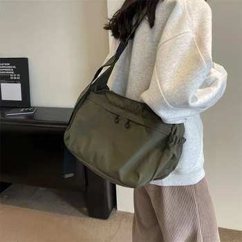 Модни универсална дамски однотонная чанта през рамо с голям капацитет на едното рамо, прости чанта за съхранение в крайградски пътувания на открито.