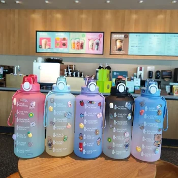Пластмасов слама чаша голям капацитет за съхранение с обем 2 л, С градиентным цветен калъф, Висока Естетическа стойност, Спортна бутилка за вода, Джобно място