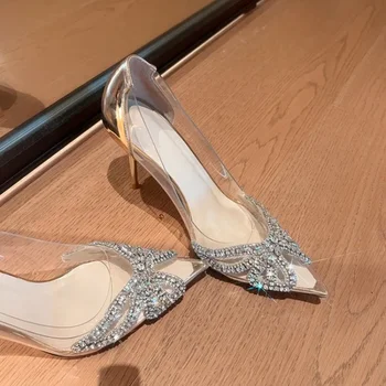 През лятото на 2023 г. Нови дамски модни прозрачни сандали на висок ток с остри ръбове от PVC, увит в пайети и катарама отзад, банкетни обувки
